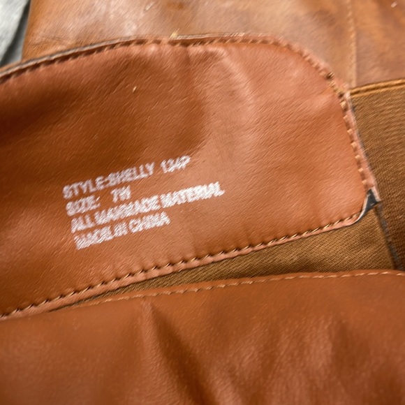 Tan, boots that come up to your calf. - Picture 5 of 7